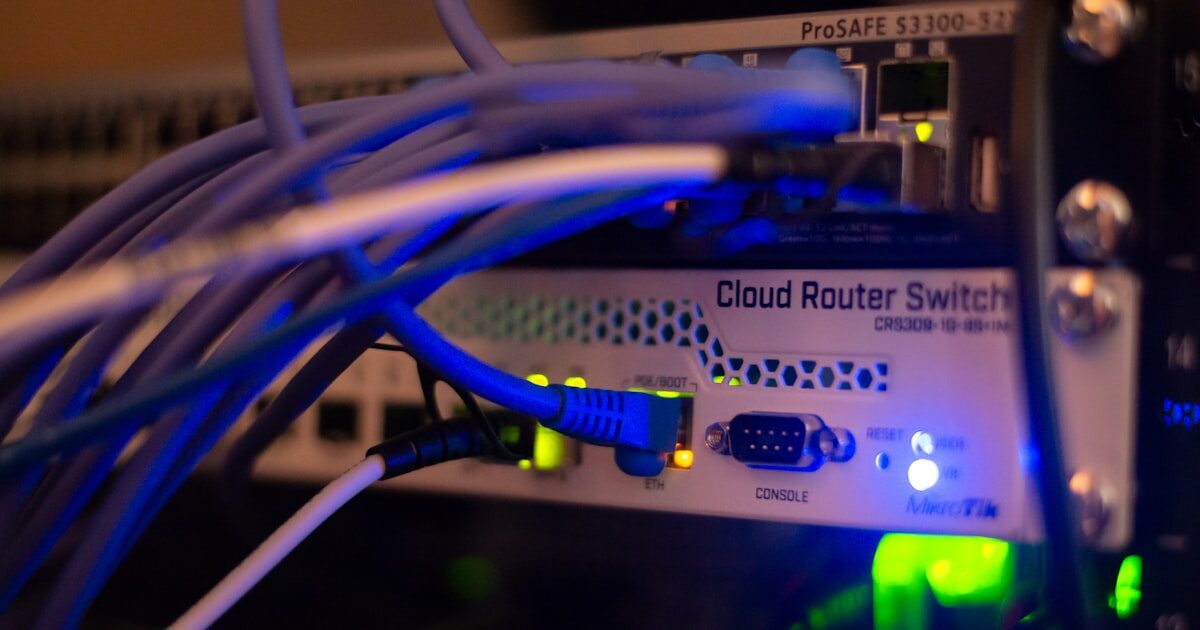 Ce este DNS-ul și cum modifici înregistrările A, CNAME, MX și TXT