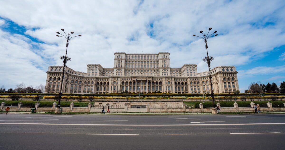 Domeniu .ro sau .com? Ce extensie să alegi pentru afacerea ta